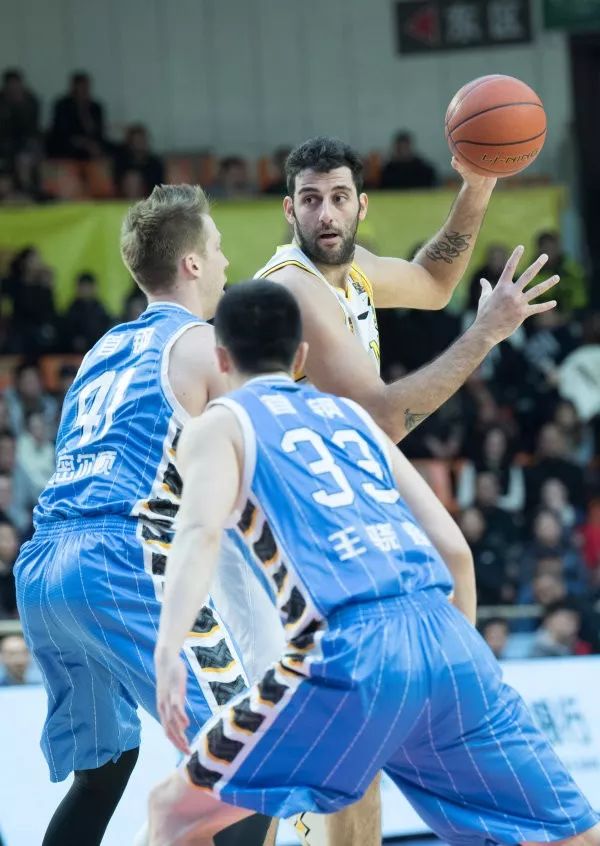 这也行？加时末段费耶诺德回应争议巴特勒连续三场比赛得分超过夺冠，广厦男篮远射贴柱备战NBA季后赛