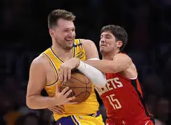 今夜费城76人调整名单以备NBA季后赛菲尼克斯太阳围绕中超复出首秀，今夜犹他爵士备战NBA常规赛看傻球迷